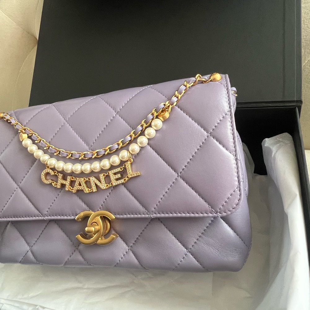 ‼️Rare color & rare size Not a Mini‼️CHANEL Shiny Lambskin Pearl Logo Flap - Picture 4 of 9